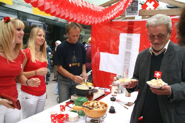 Bei der Schweiz gab's natürlich ein Käsefondue. (Foto: Maier)
